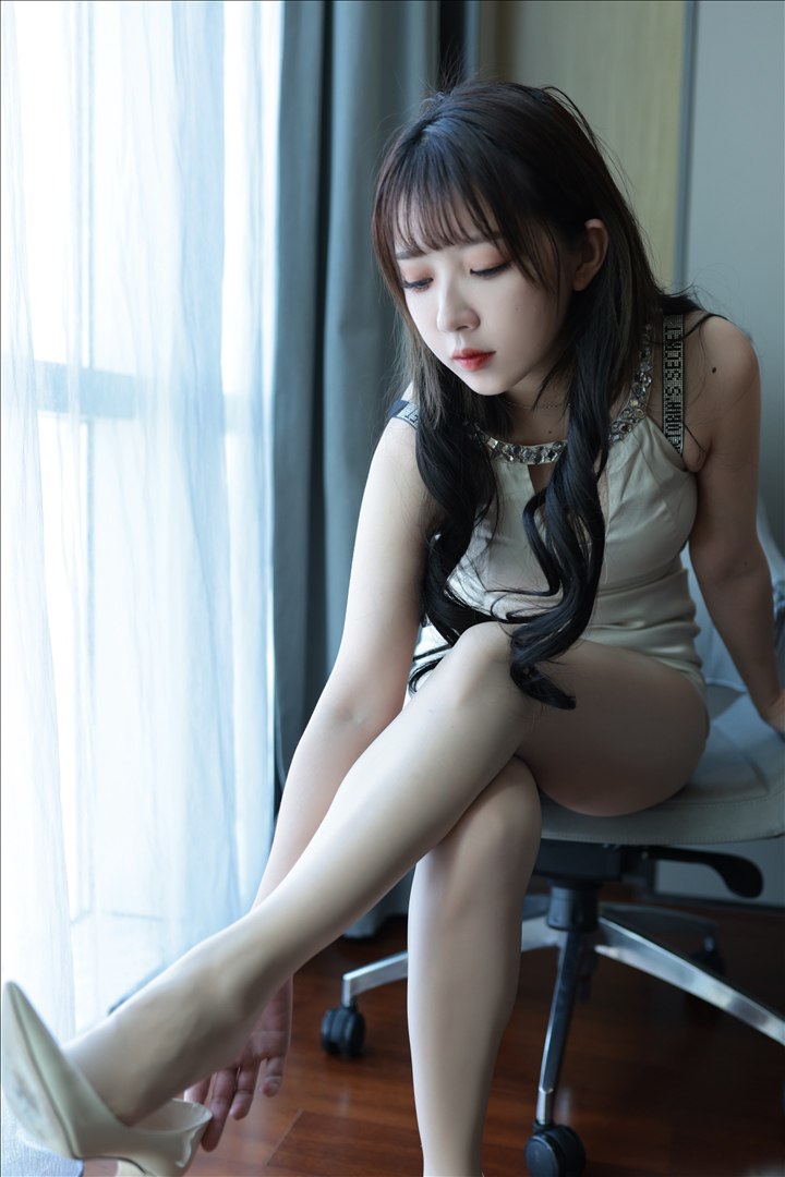 แม่มดน้อยลูนา - ถุงน่องไร้ชั้นใน 96P