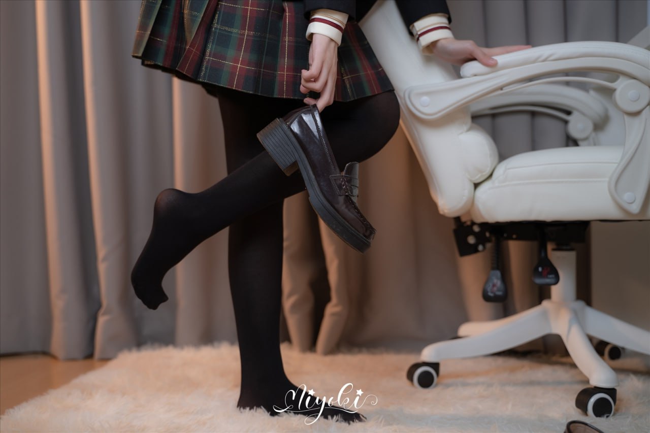 Suzuki Misaki Active JK Pantyhose Legs 32P
