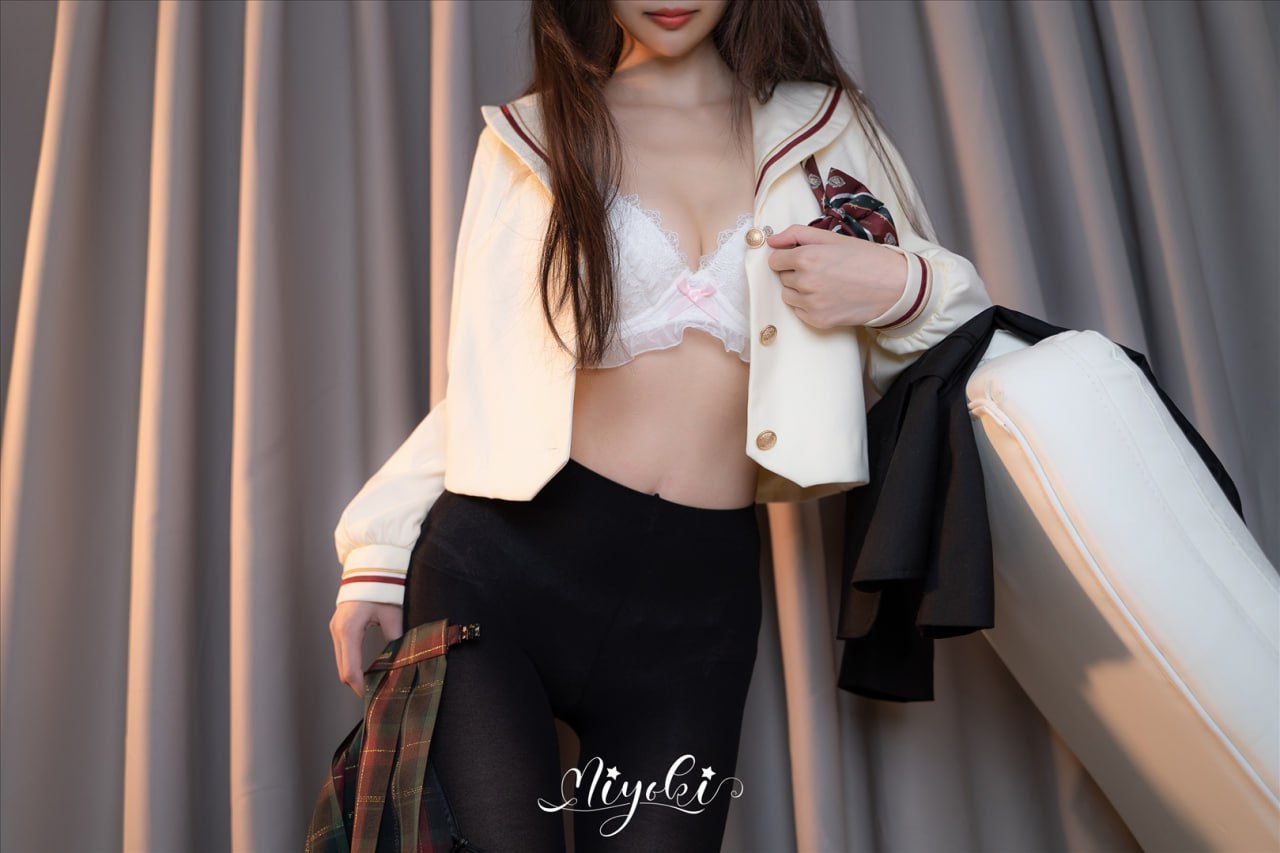 鈴木美咲 - 現役JKの美脚パンティストッキング 32P