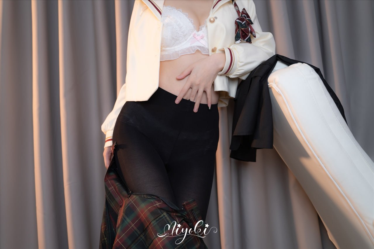 鈴木美咲 - 現役JKの美脚パンティストッキング 32P
