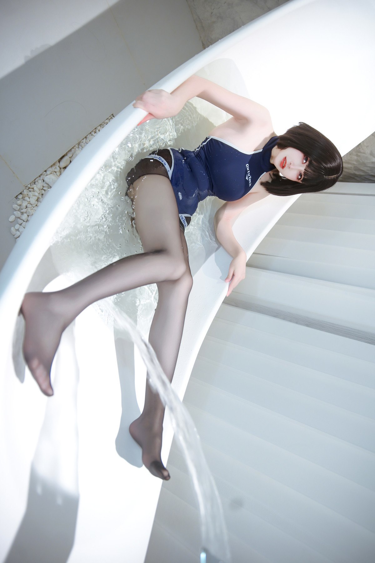 Cosplay Lộc Bát Tuổi bộ đồ bơi thi đấu