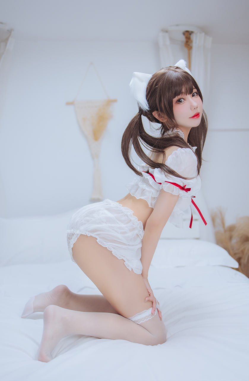 Xian Yue Nu - White Cat