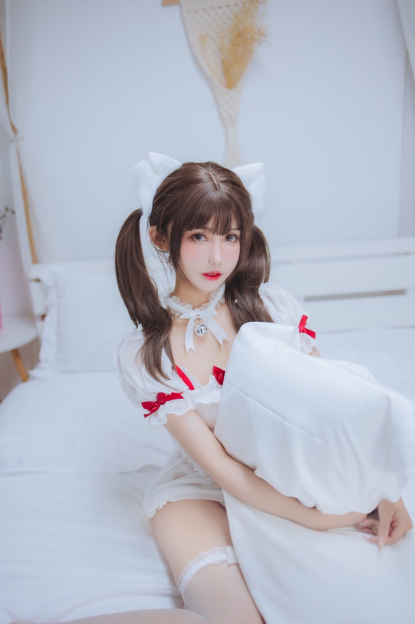 Xian Yue Nu - White Cat