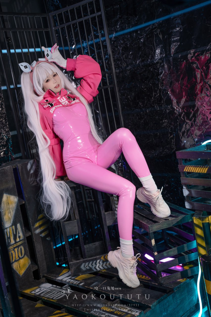 Bite a Rabbit Girl Biting Little Rabbit - NIKKE Alice cosplay
