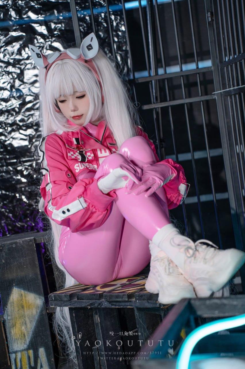 Bite a Rabbit Girl Biting Little Rabbit - NIKKE Alice cosplay
