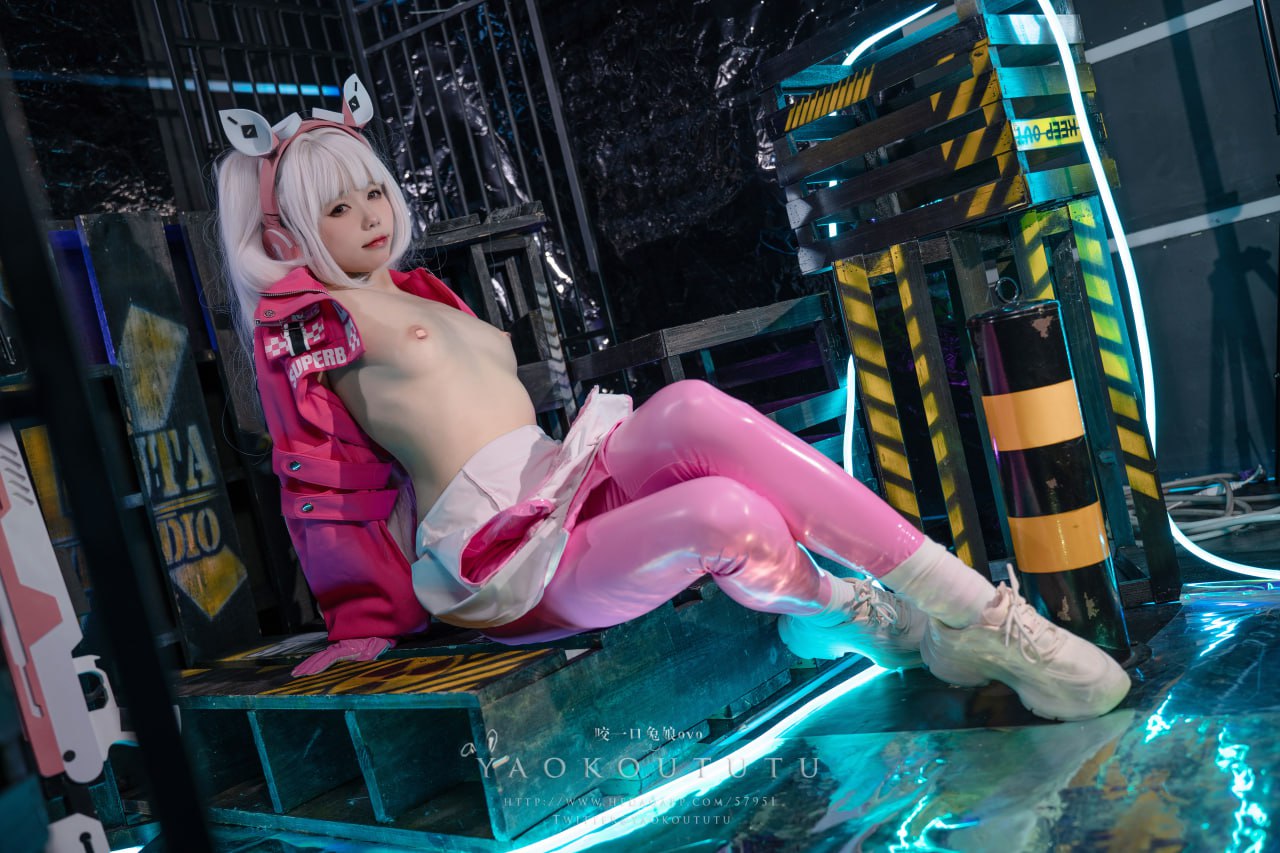 Bite a Rabbit Girl Biting Little Rabbit - NIKKE Alice cosplay