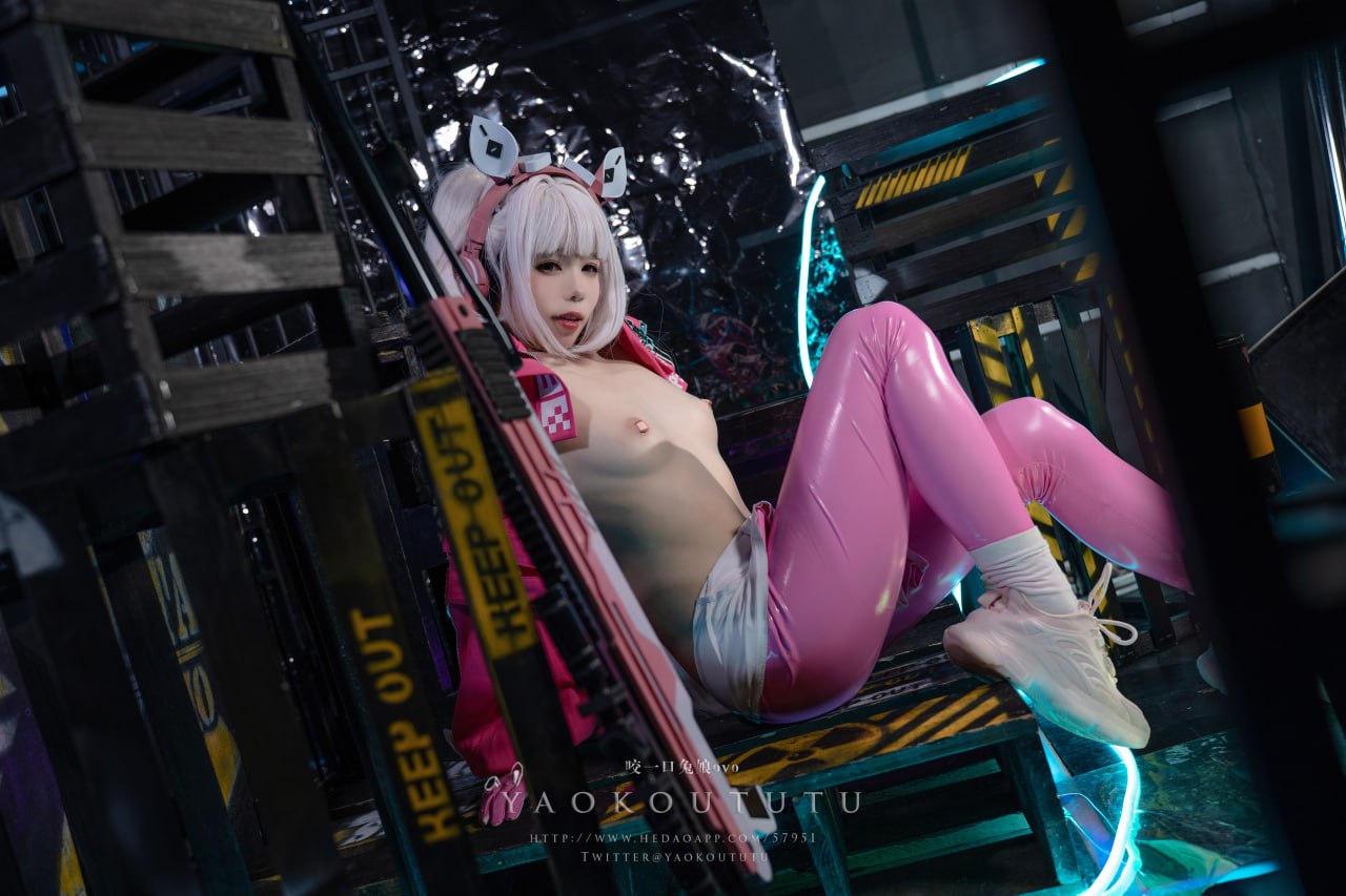 Bite a Rabbit Girl Biting Little Rabbit - NIKKE Alice cosplay