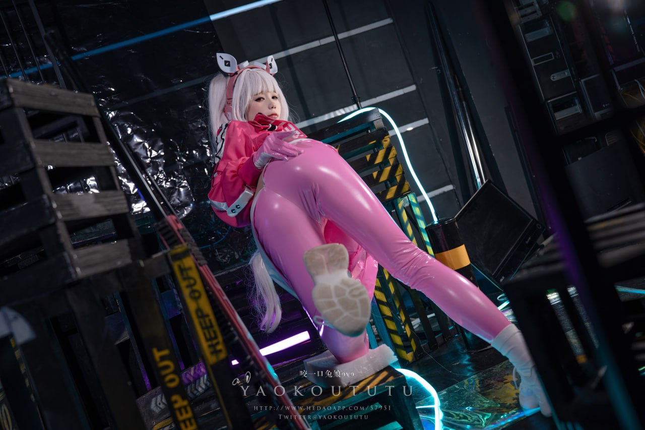 Bite a Rabbit Girl Biting Little Rabbit - NIKKE Alice cosplay