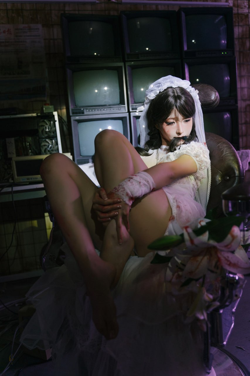Cosplay Stupid Momo - Ruins Bride