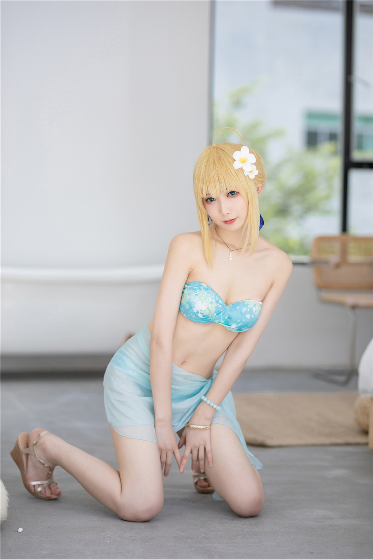 Cosplay Phong Giang Giang v Altoria Pendragon áo tắm