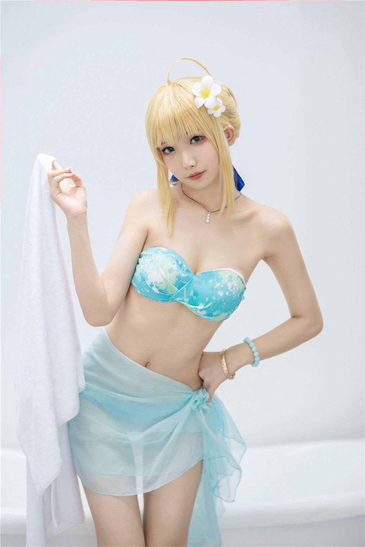 Cosplay Phong Giang Giang v Altoria Pendragon áo tắm