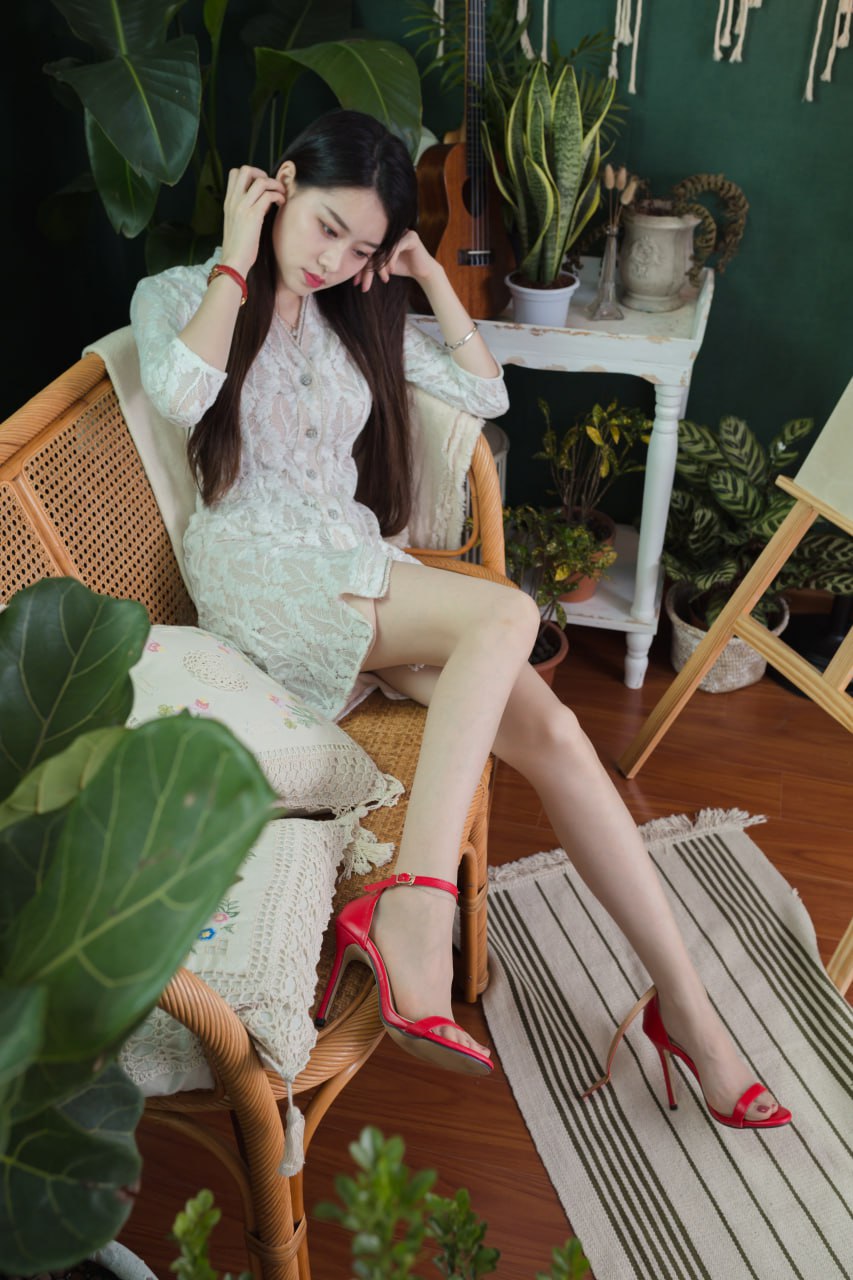 เซียไม่กินปลา - รองเท้าส้นสูงสีแดง 139P