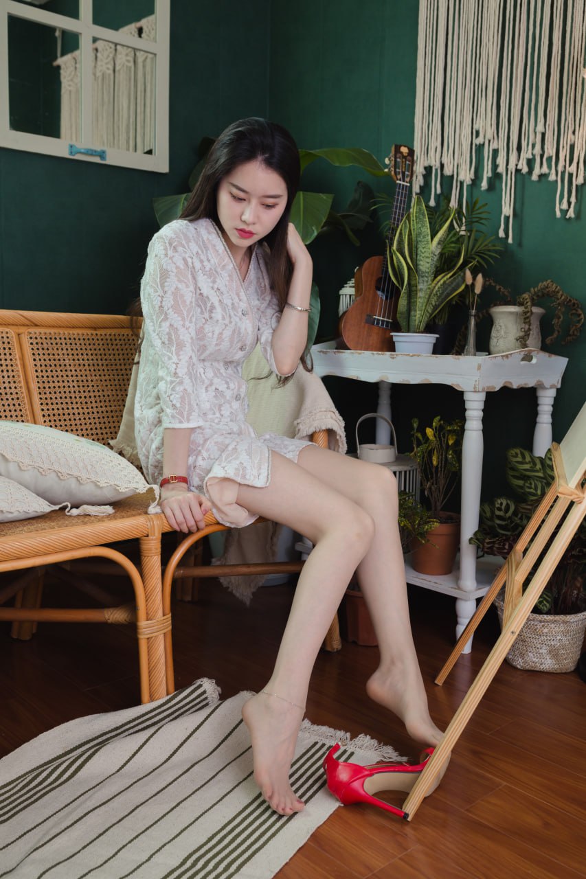 เซียไม่กินปลา - รองเท้าส้นสูงสีแดง 139P