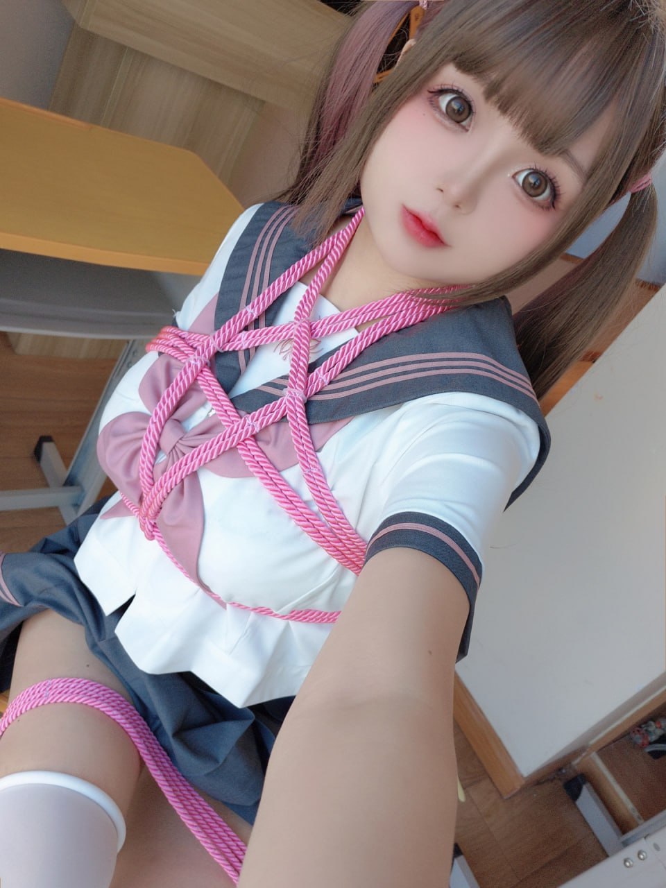 cosplay 日奈嬌 - 課桌捆綁