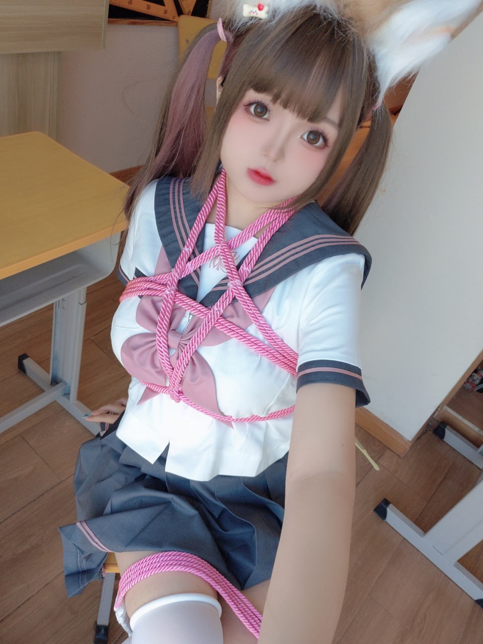 cosplay 日奈嬌 - 課桌捆綁