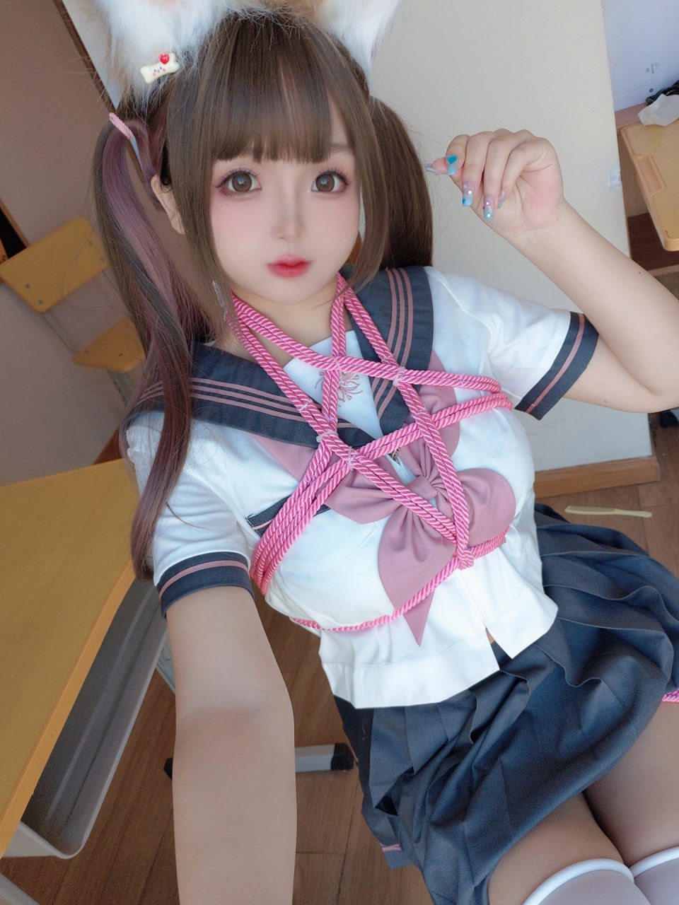 cosplay 日奈嬌 - 課桌捆綁
