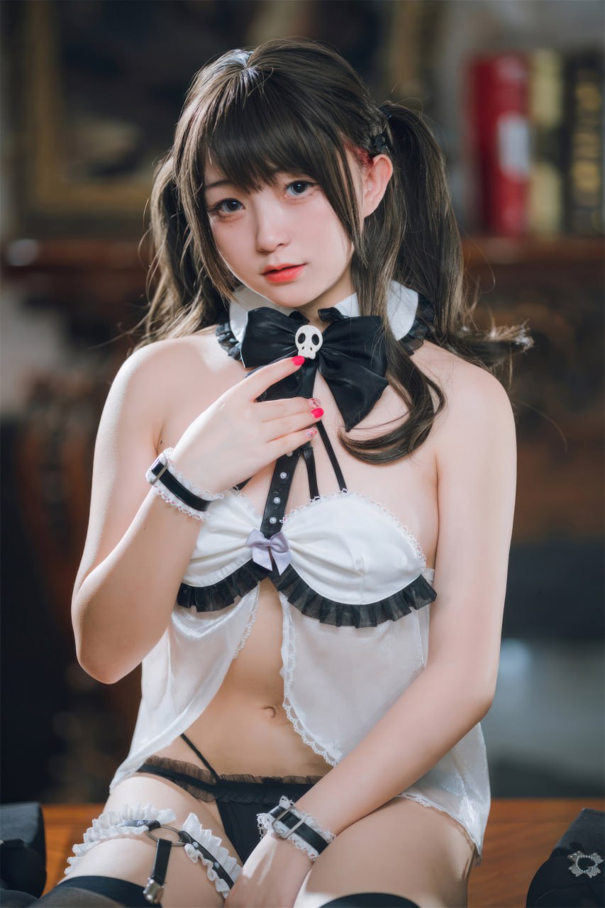 花鈴 - ハロウィン 小悪魔メイド 82P