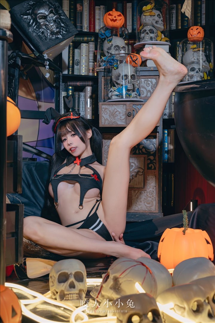 Bite the Bunny Girl - Halloween Nurse 40P