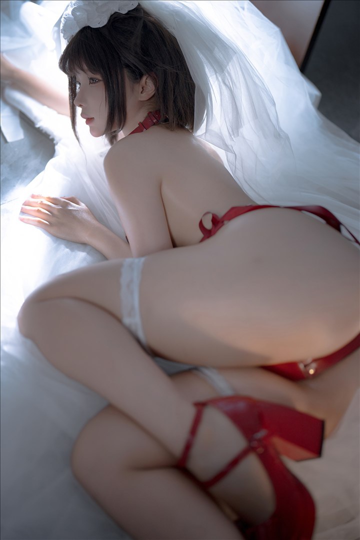 ชุดภาพ Chun Momo Wedding Dress 212P กับถุงน่องขาว