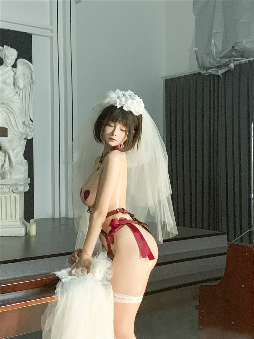 ชุดภาพ Chun Momo Wedding Dress 212P กับถุงน่องขาว