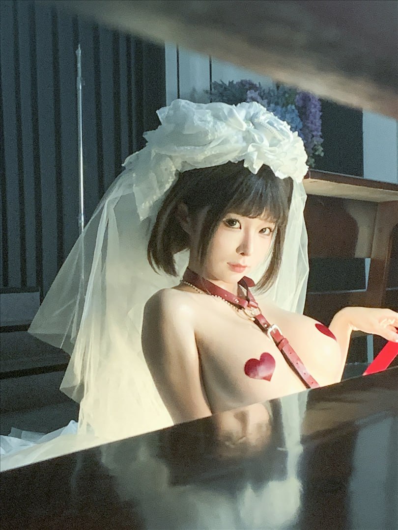 ชุดภาพ Chun Momo Wedding Dress 212P กับถุงน่องขาว