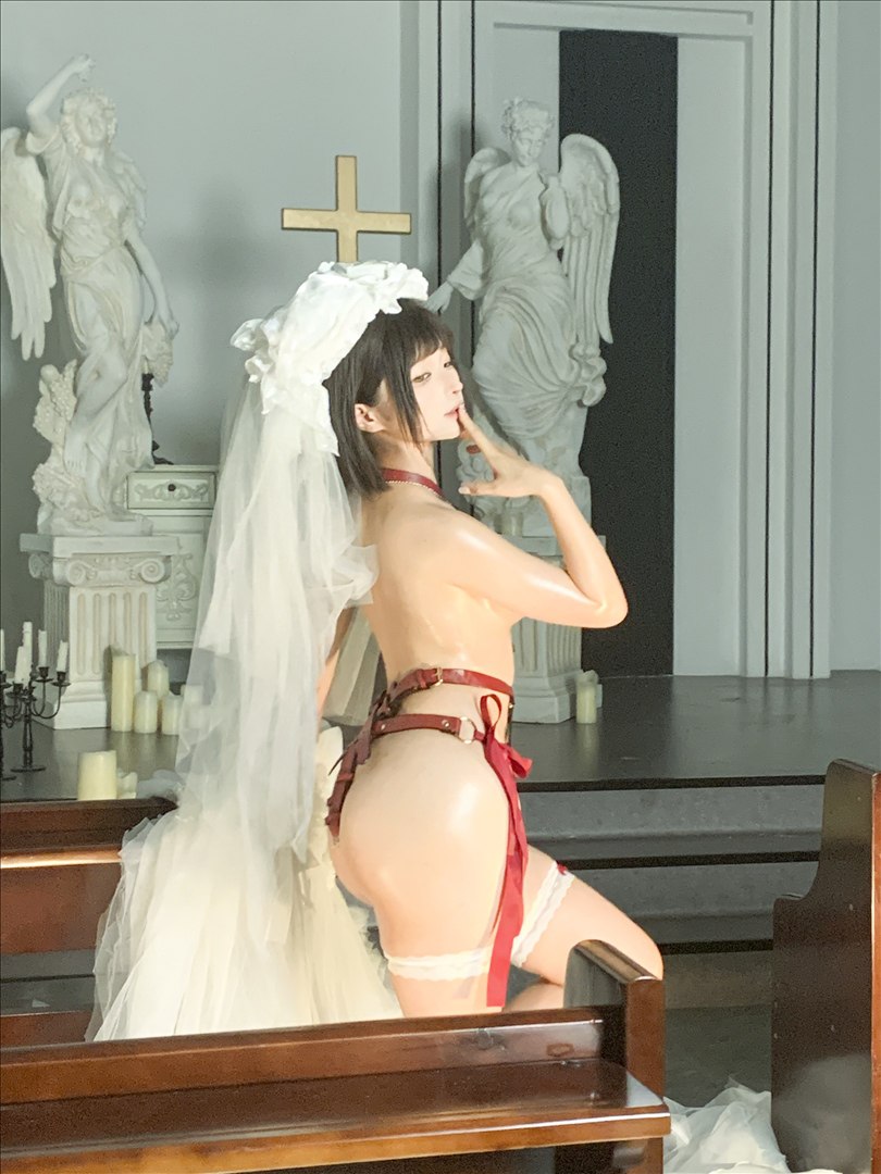 ชุดภาพ Chun Momo Wedding Dress 212P กับถุงน่องขาว