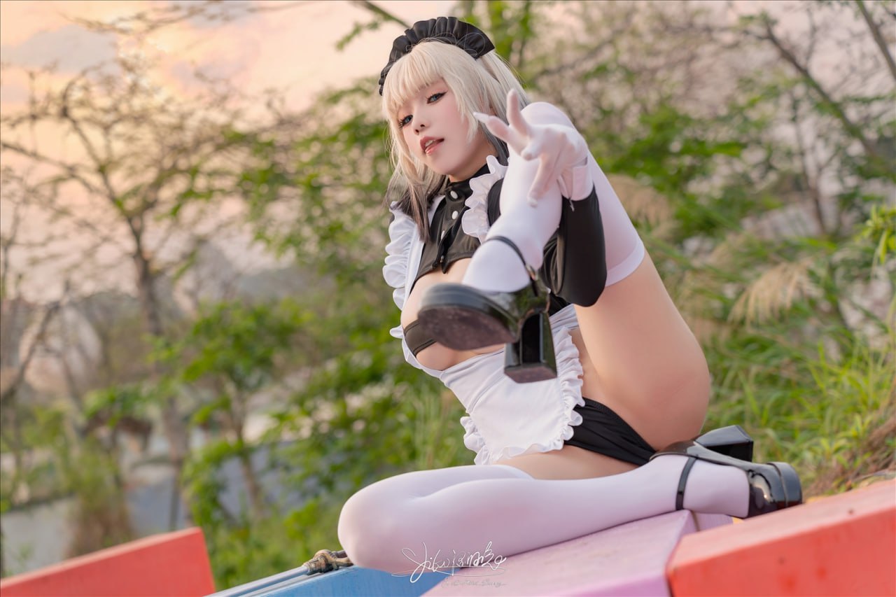 Bite a Bunny Girl - Battle Maid Dynamic Light Wave 77P1V