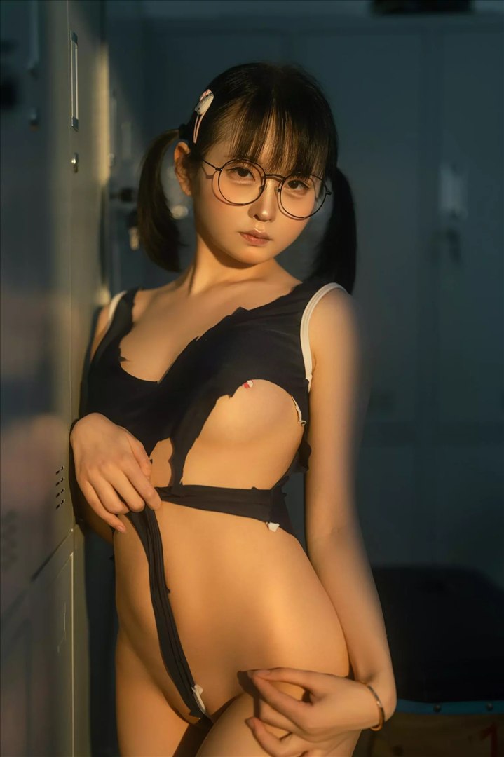 幼水鈴衣-午間更衣室 75P