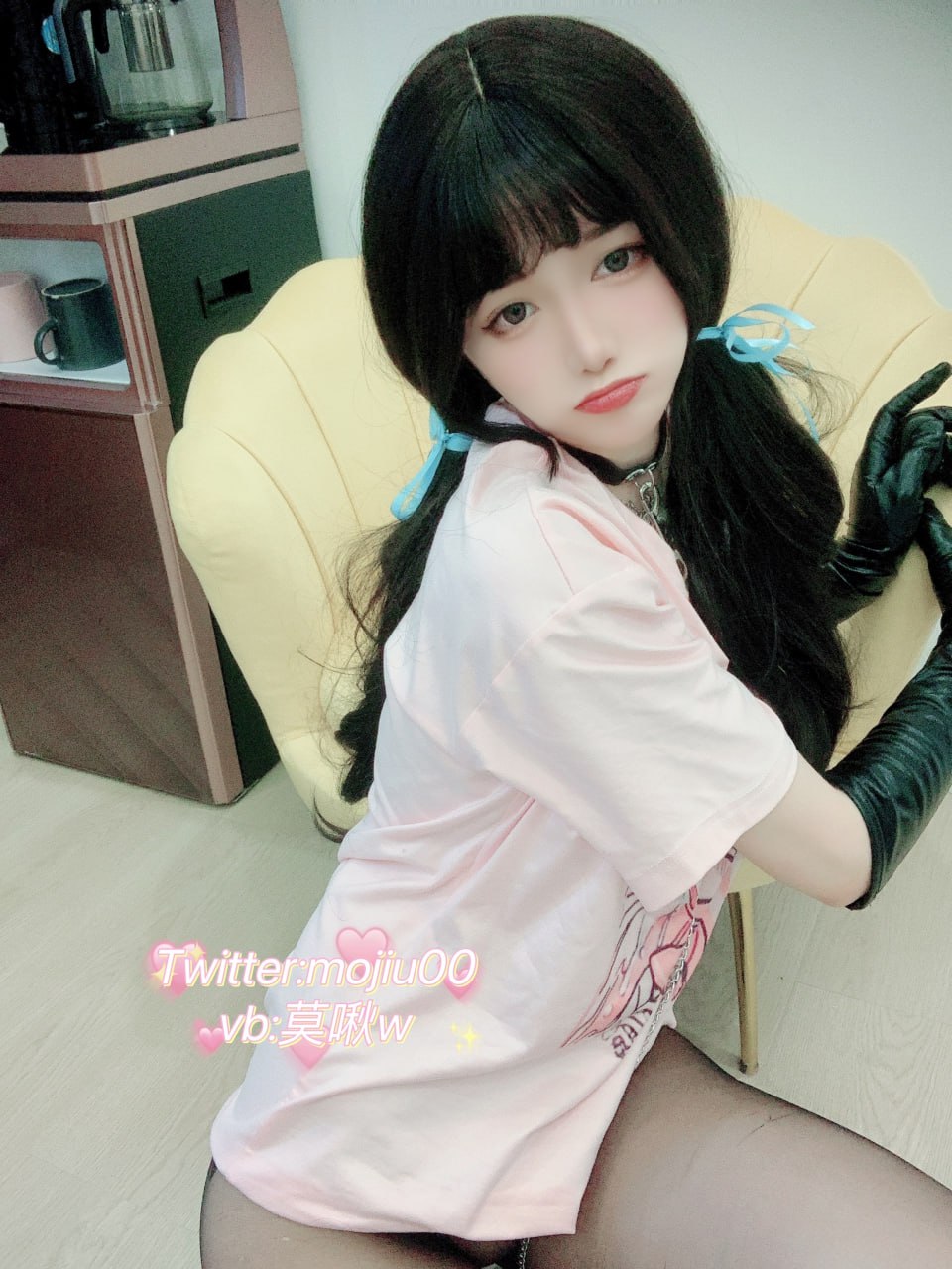 モキュー - ピンクTシャツ