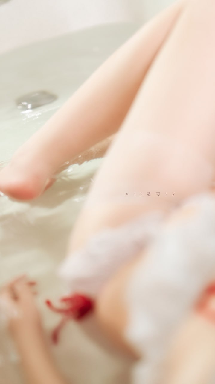 Luo Ke - Pink Swimsuit
