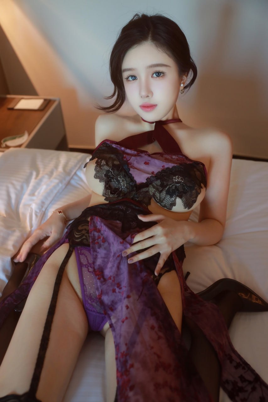 唐翩翩 - 紫色情趣內衣