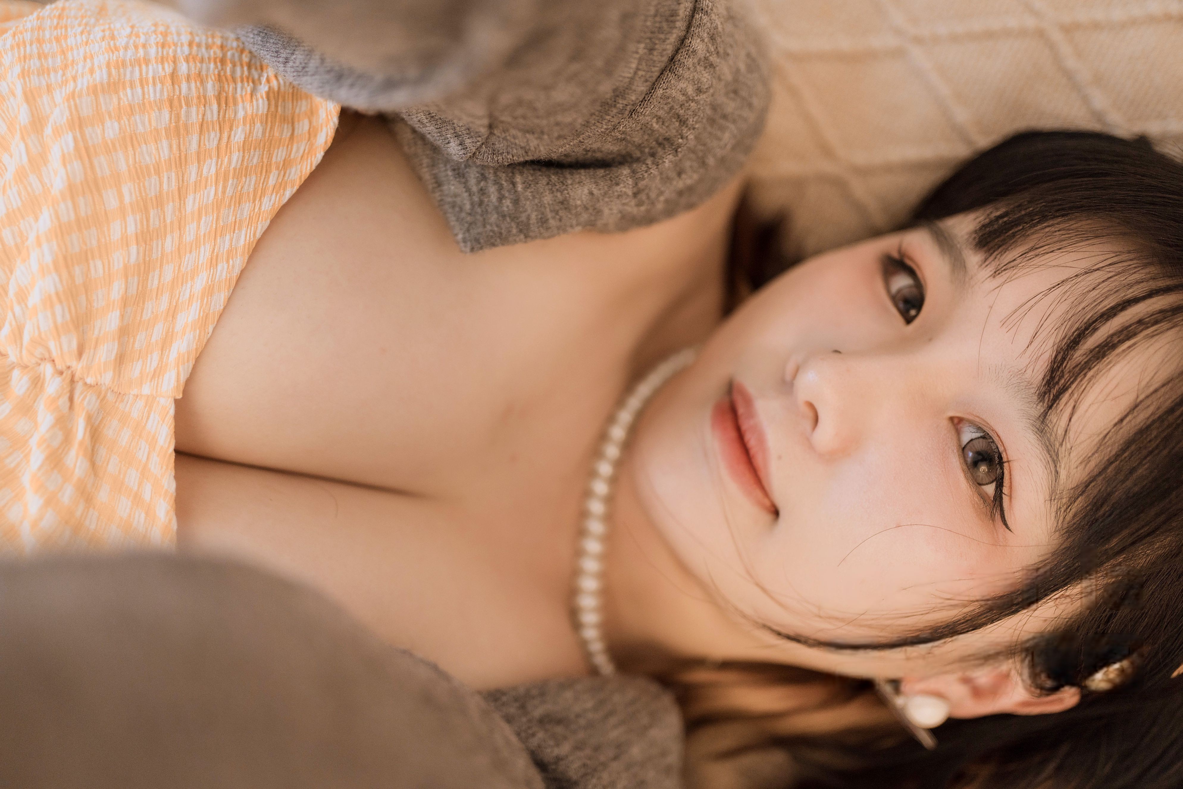 아반이 오늘 매우 기쁩니다 - 노란색 튜브탑 68P