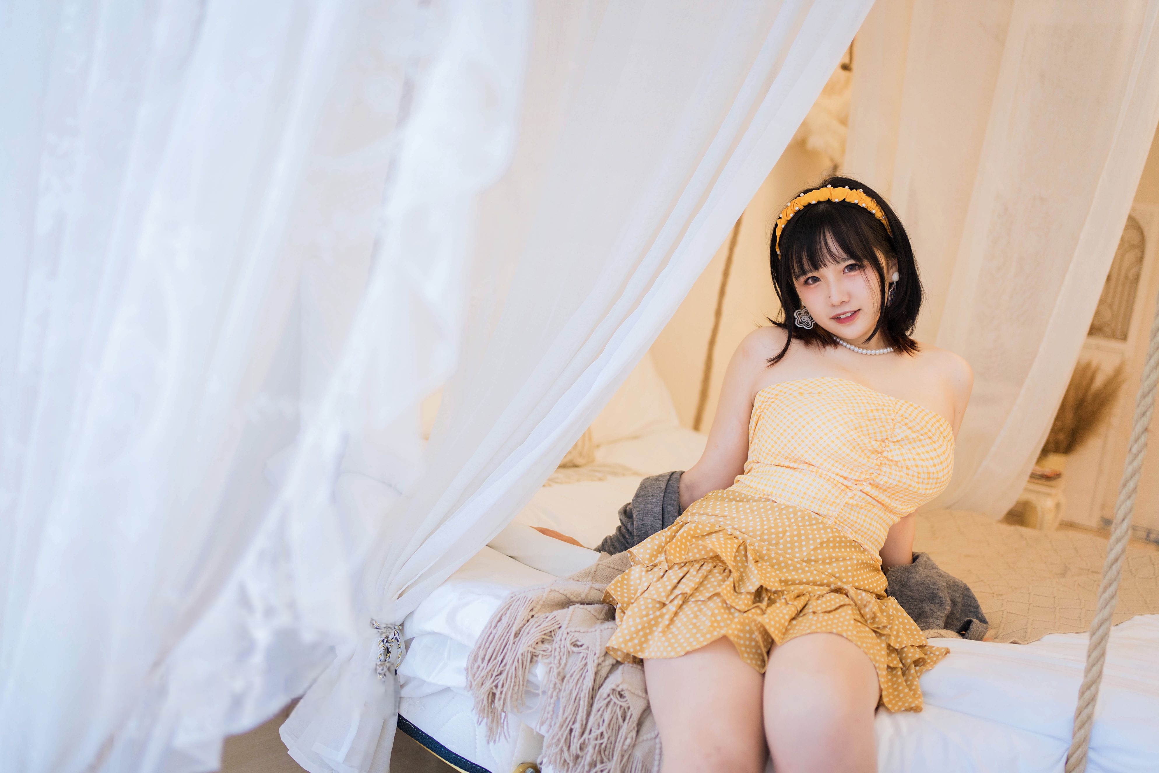 アハン今日はとても嬉しい - 黄色のチューブトップ 68P