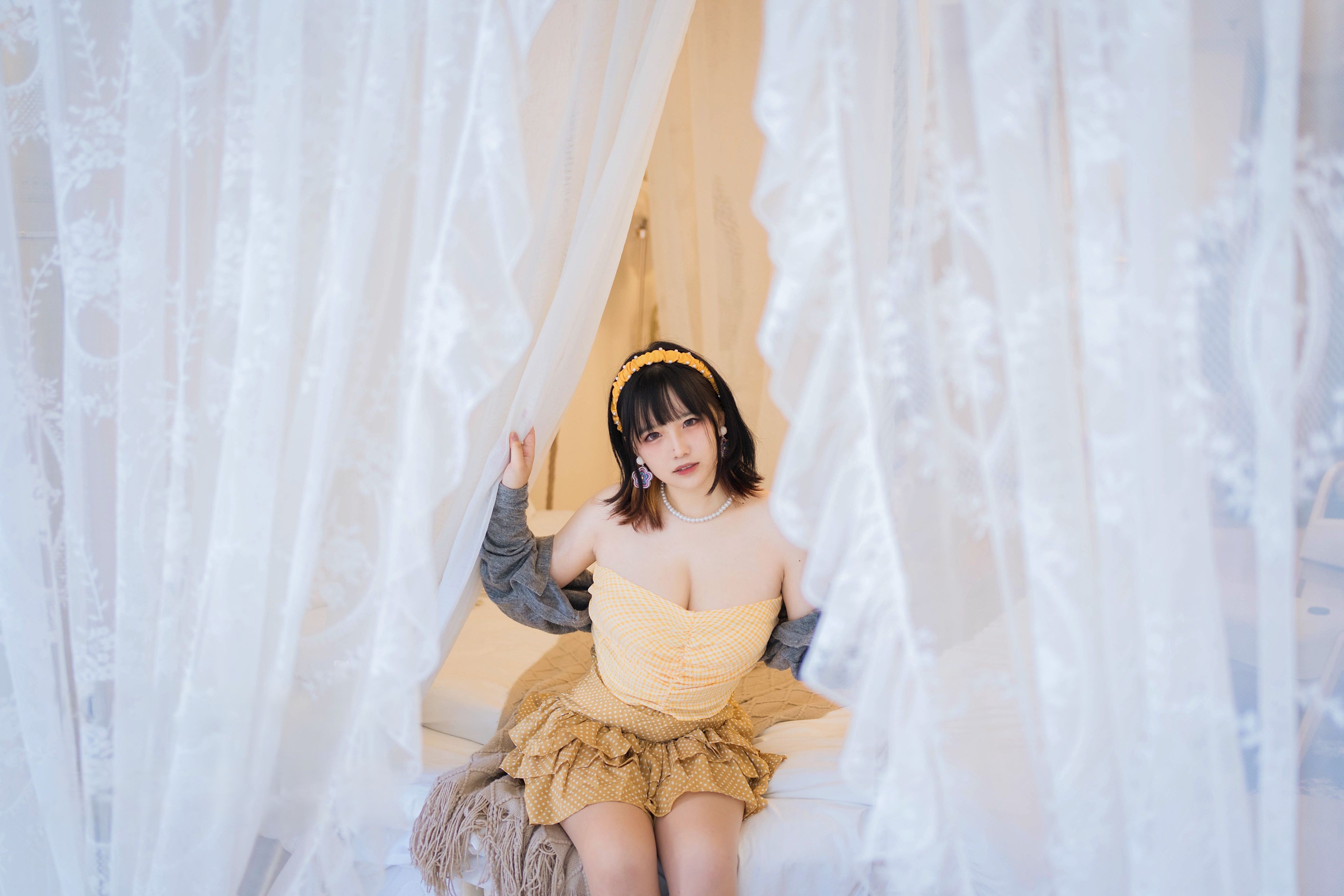 アハン今日はとても嬉しい - 黄色のチューブトップ 68P