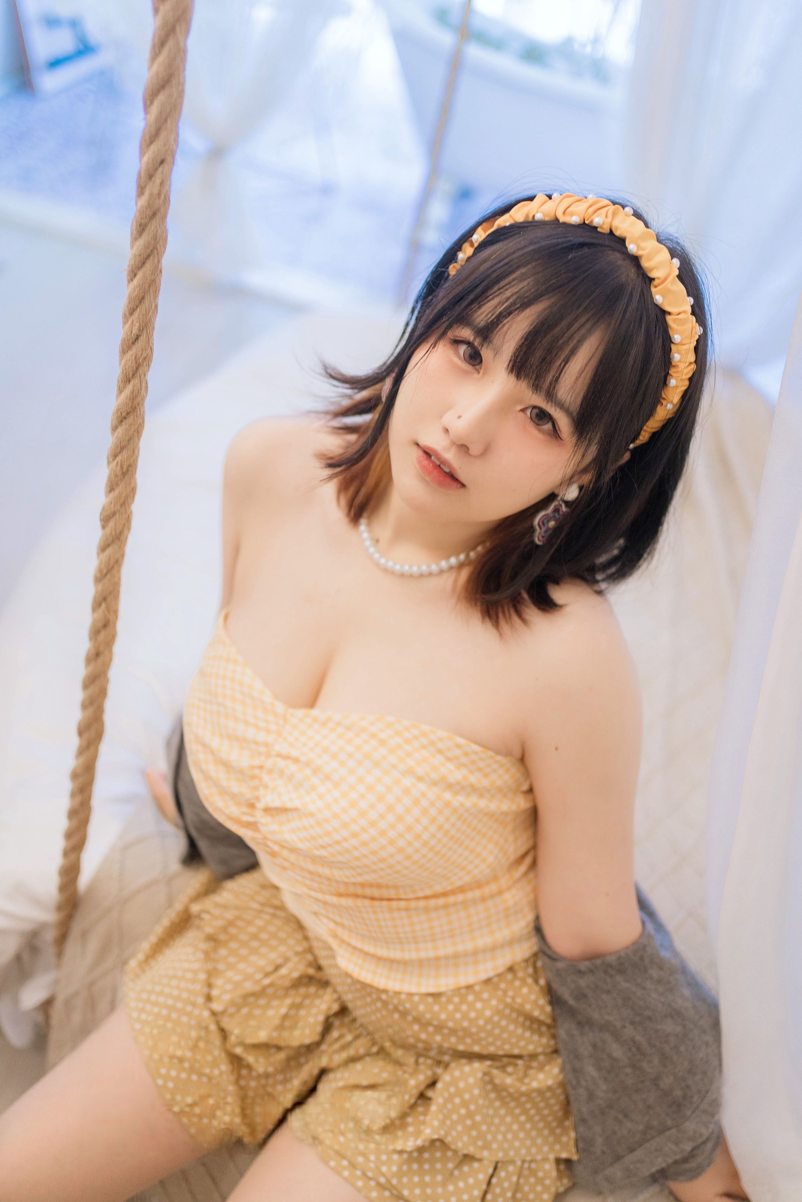 アハン今日はとても嬉しい - 黄色のチューブトップ 68P