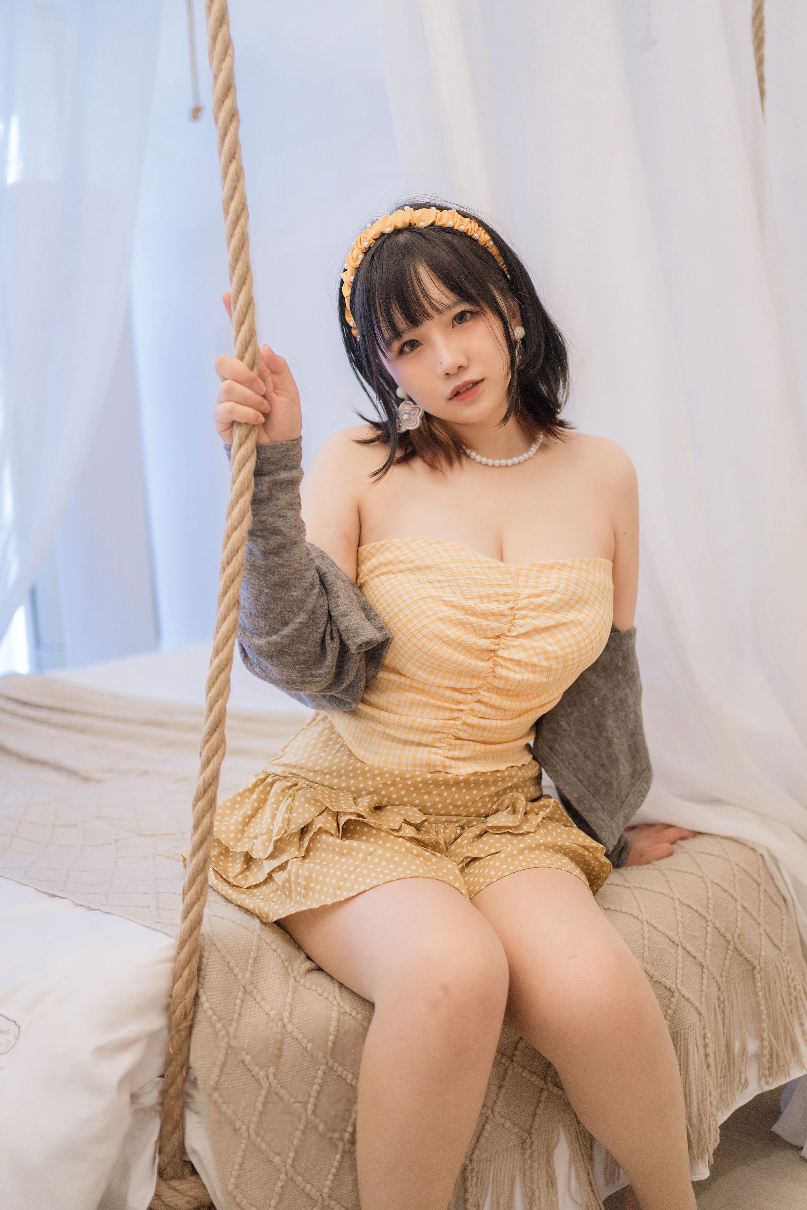 アハン今日はとても嬉しい - 黄色のチューブトップ 68P