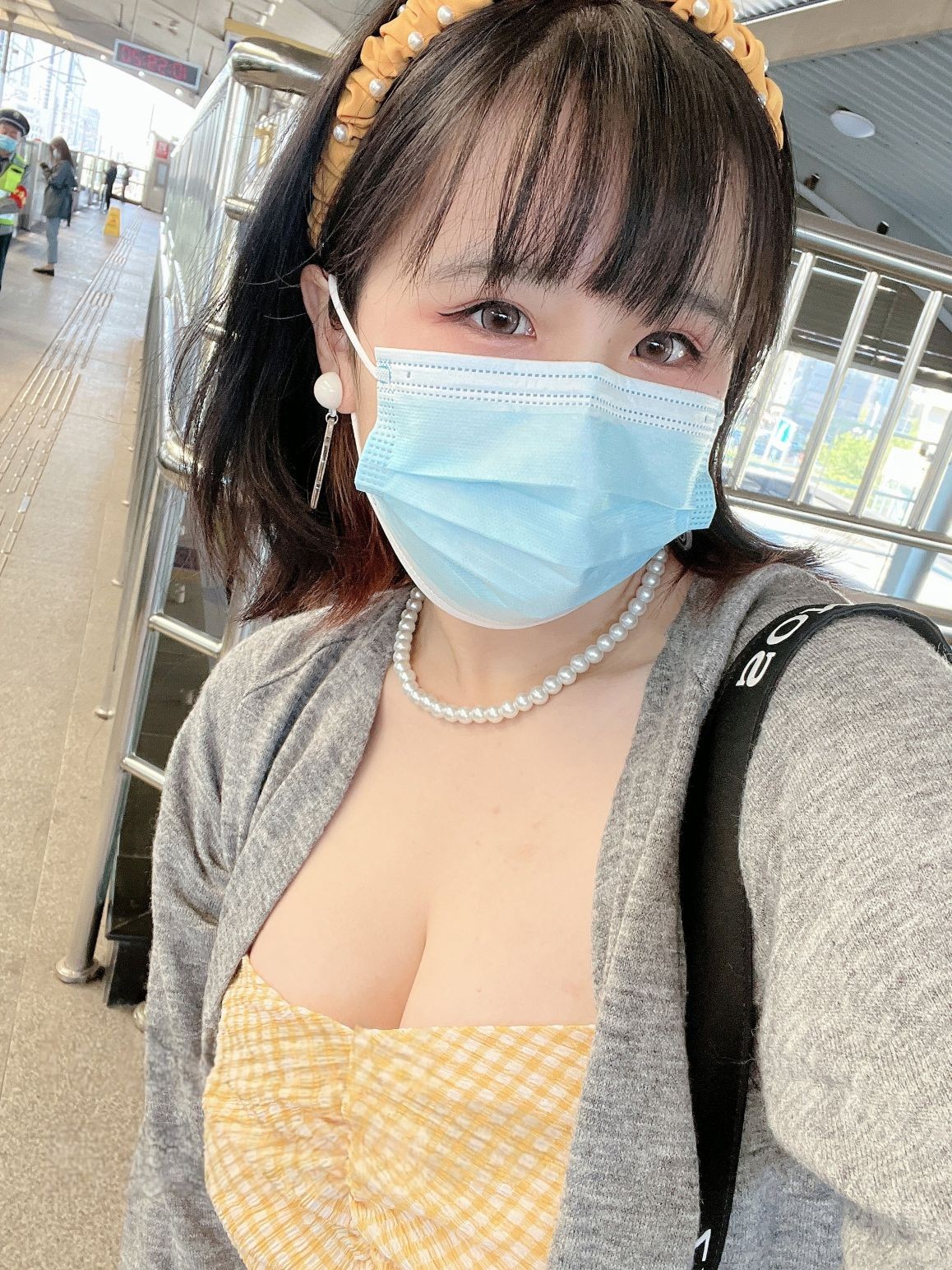アハン今日はとても嬉しい - 黄色のチューブトップ 68P