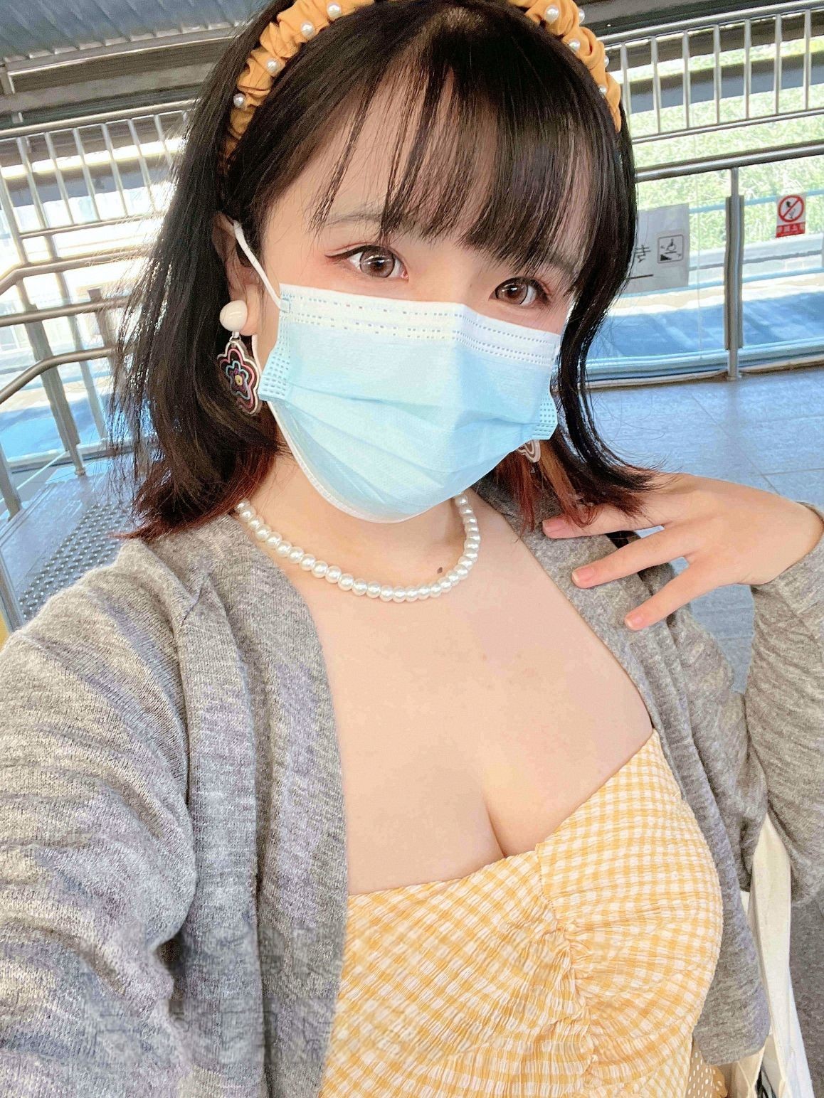 アハン今日はとても嬉しい - 黄色のチューブトップ 68P