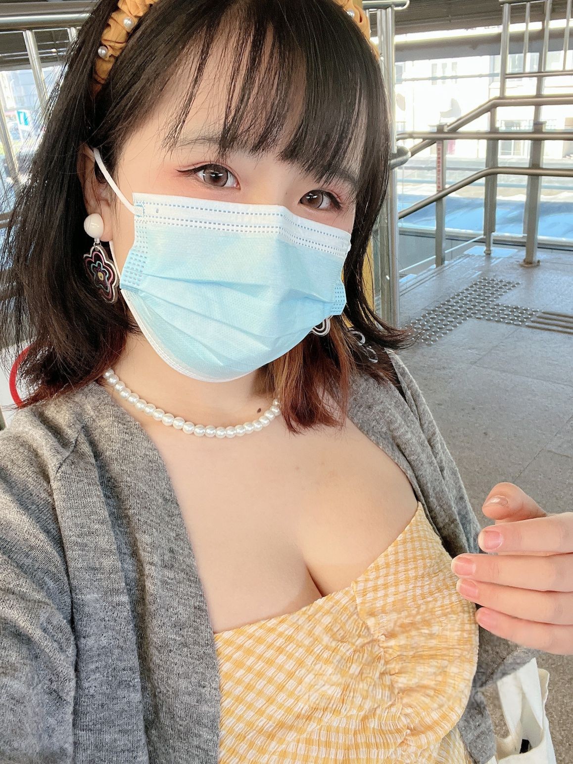 アハン今日はとても嬉しい - 黄色のチューブトップ 68P