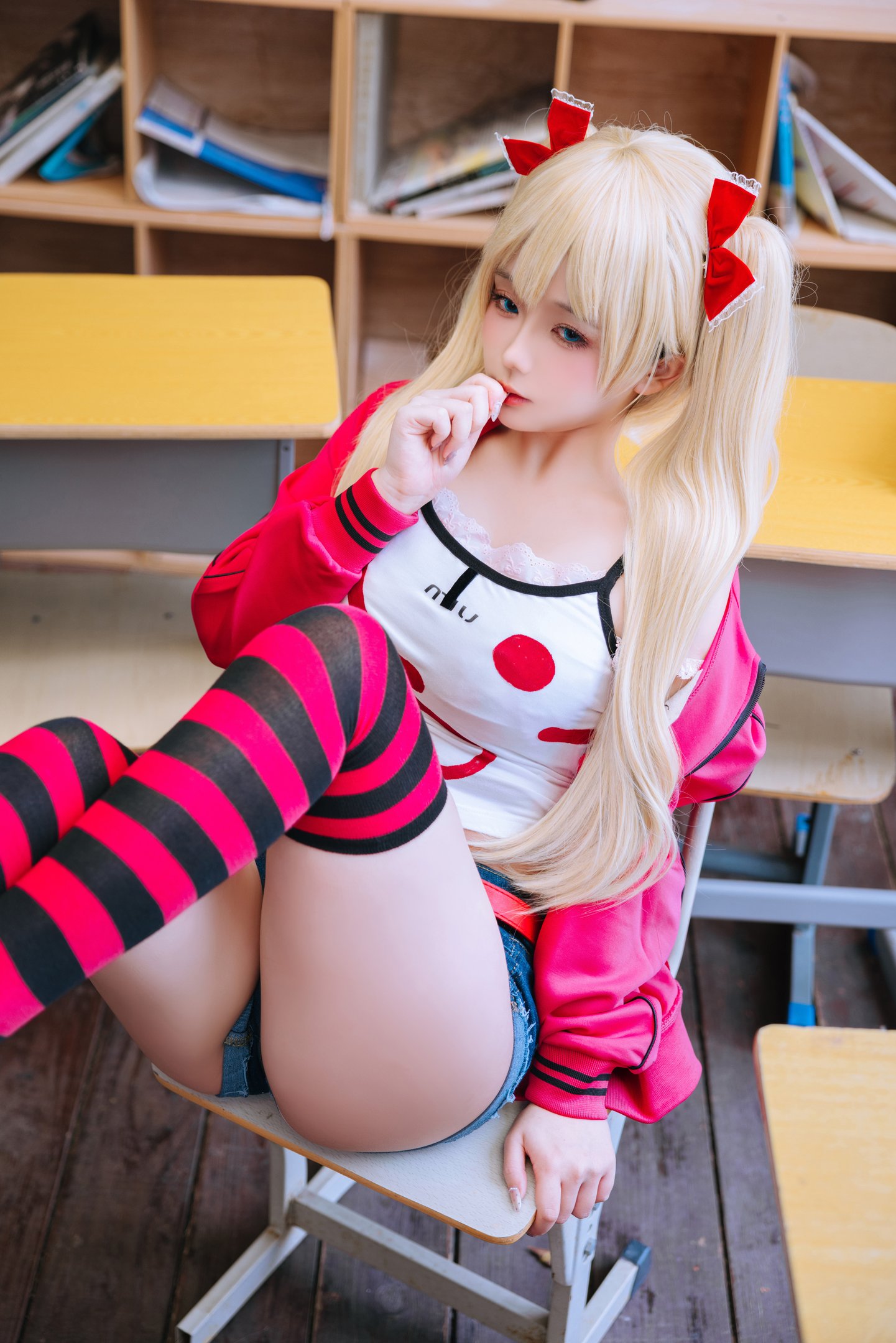 Ri Nai Jiao - Qiu Yue Ai Li 200 Photos