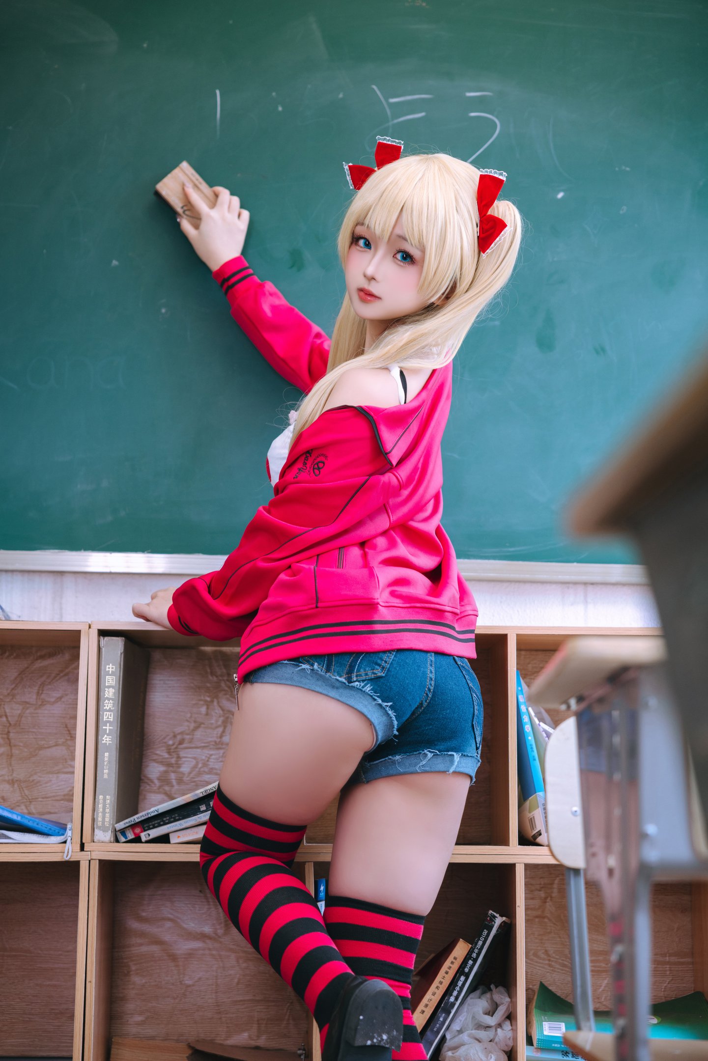 Ri Nai Jiao - Qiu Yue Ai Li 200 Photos