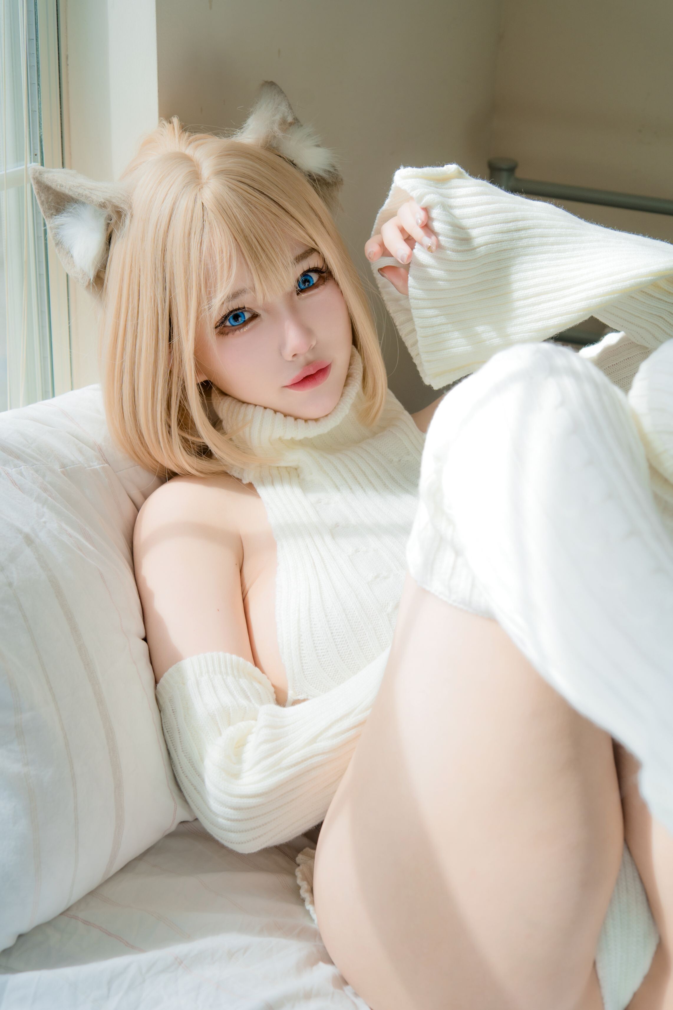Lolozi - Lazy White Cat