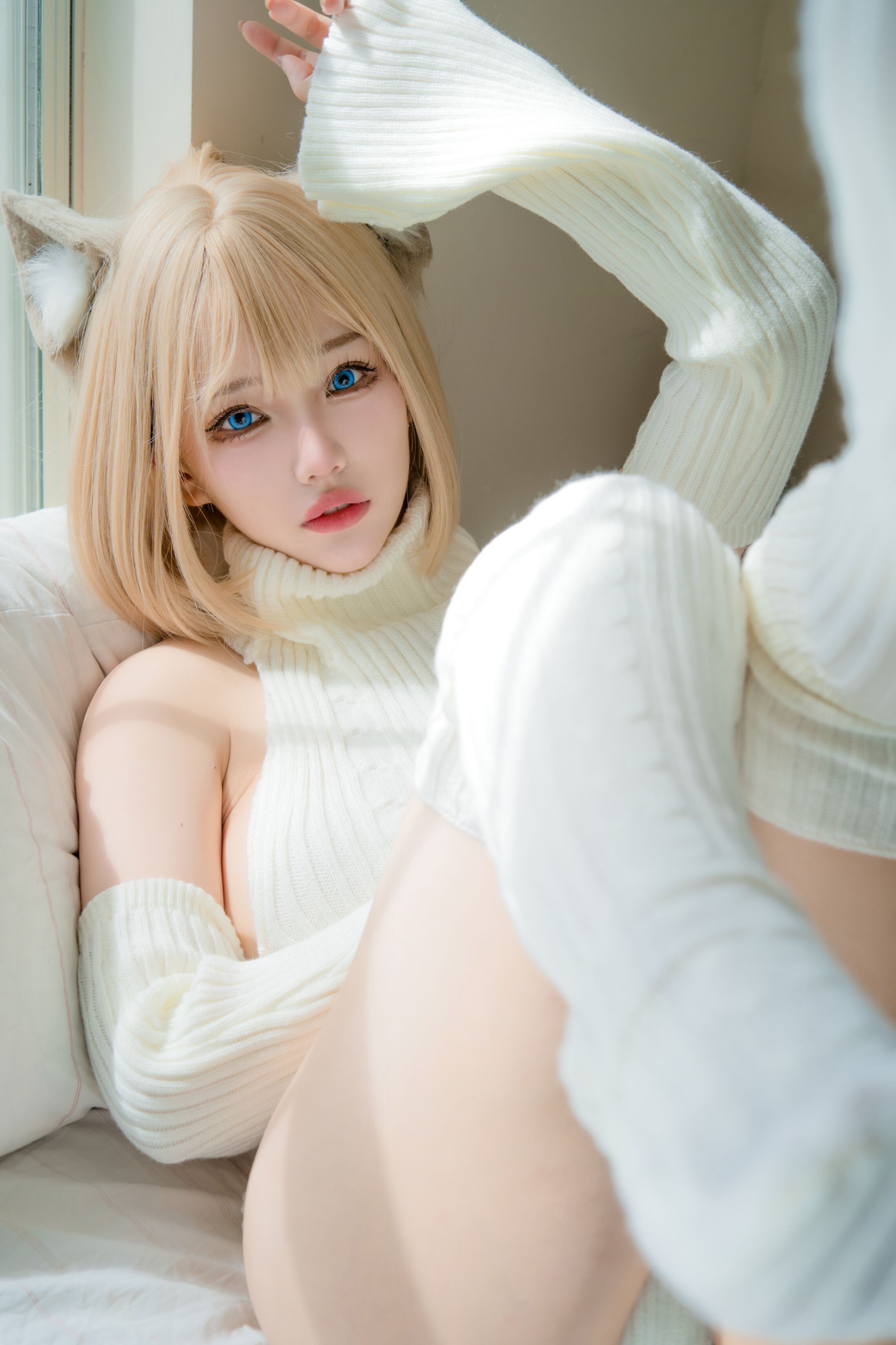 Lolozi - Lazy White Cat
