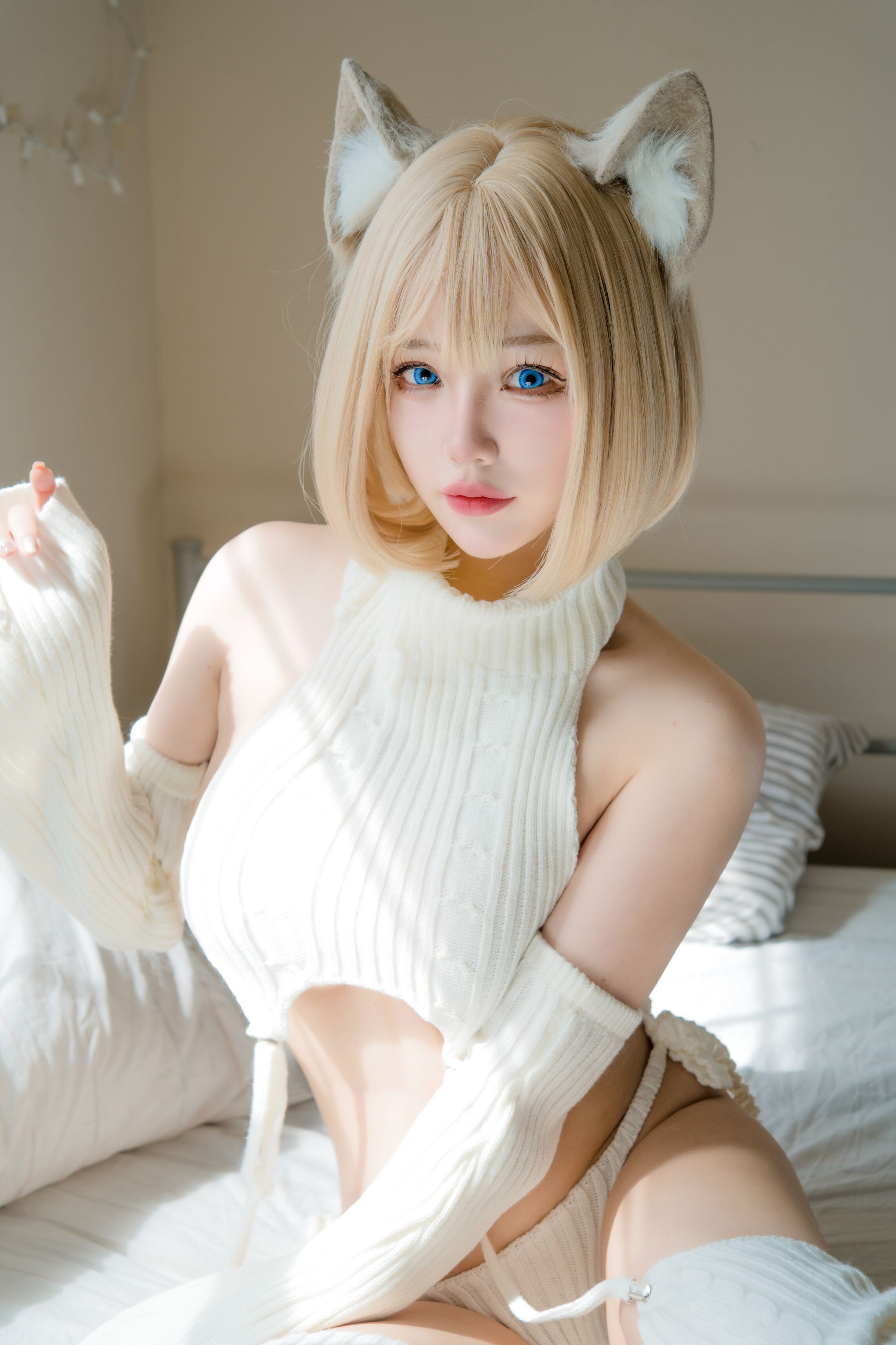 Lolozi - Lazy White Cat