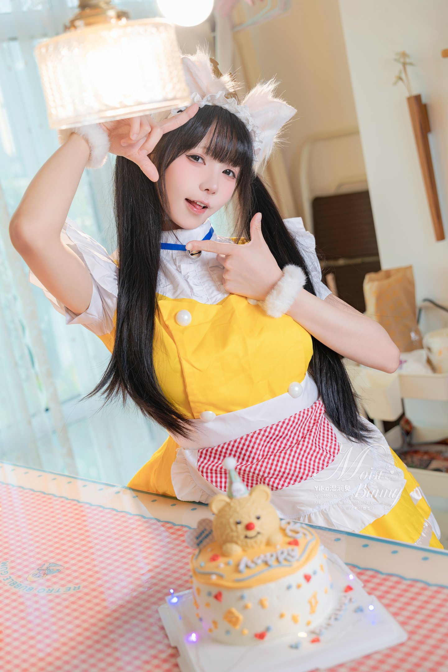 一口かじる うさぎ娘 - うさぎ味のケーキ 98P1V