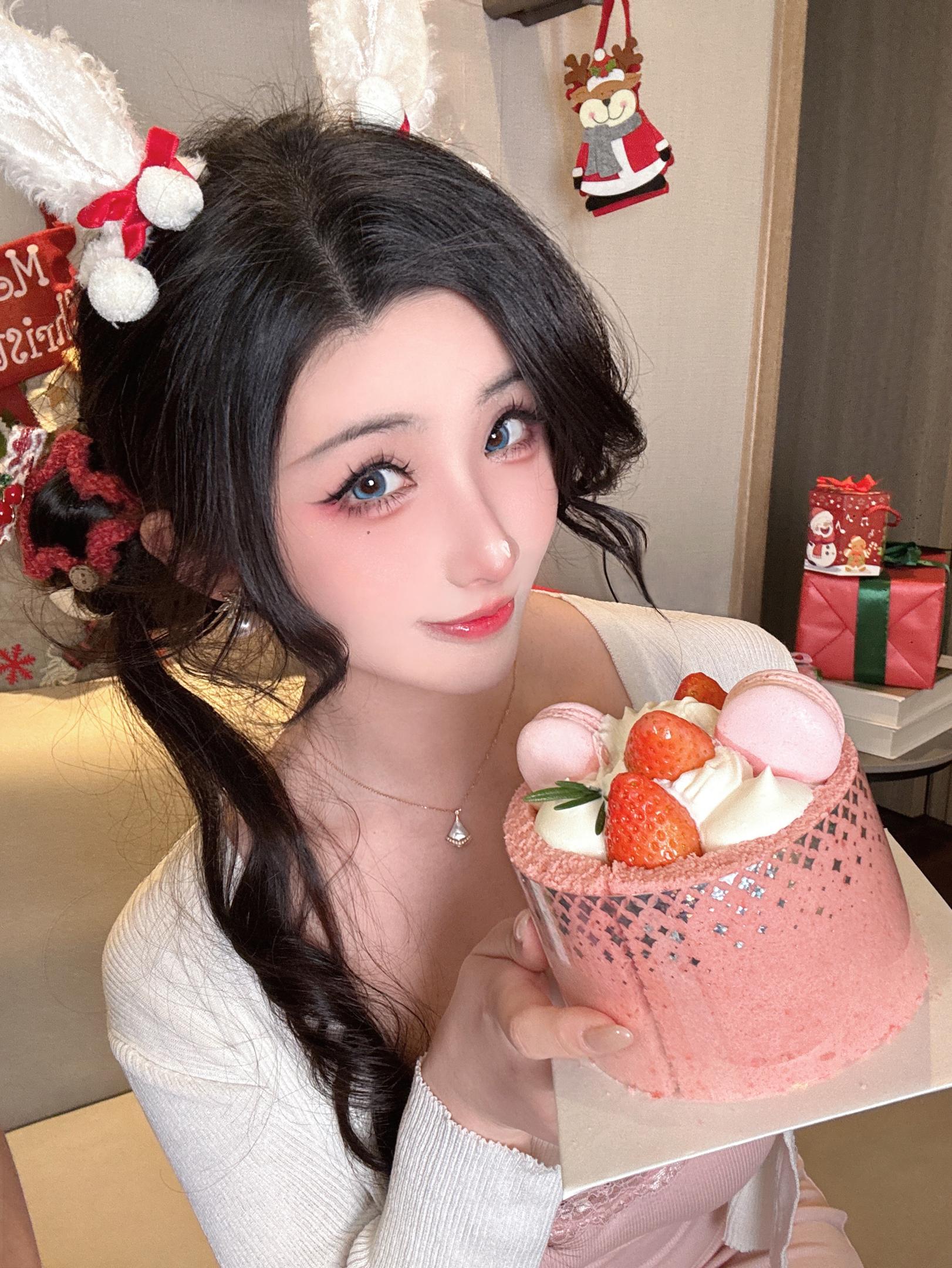 ชุดภาพ Rioko Liangliangzi Christmas Strawberry Cake 32P1V