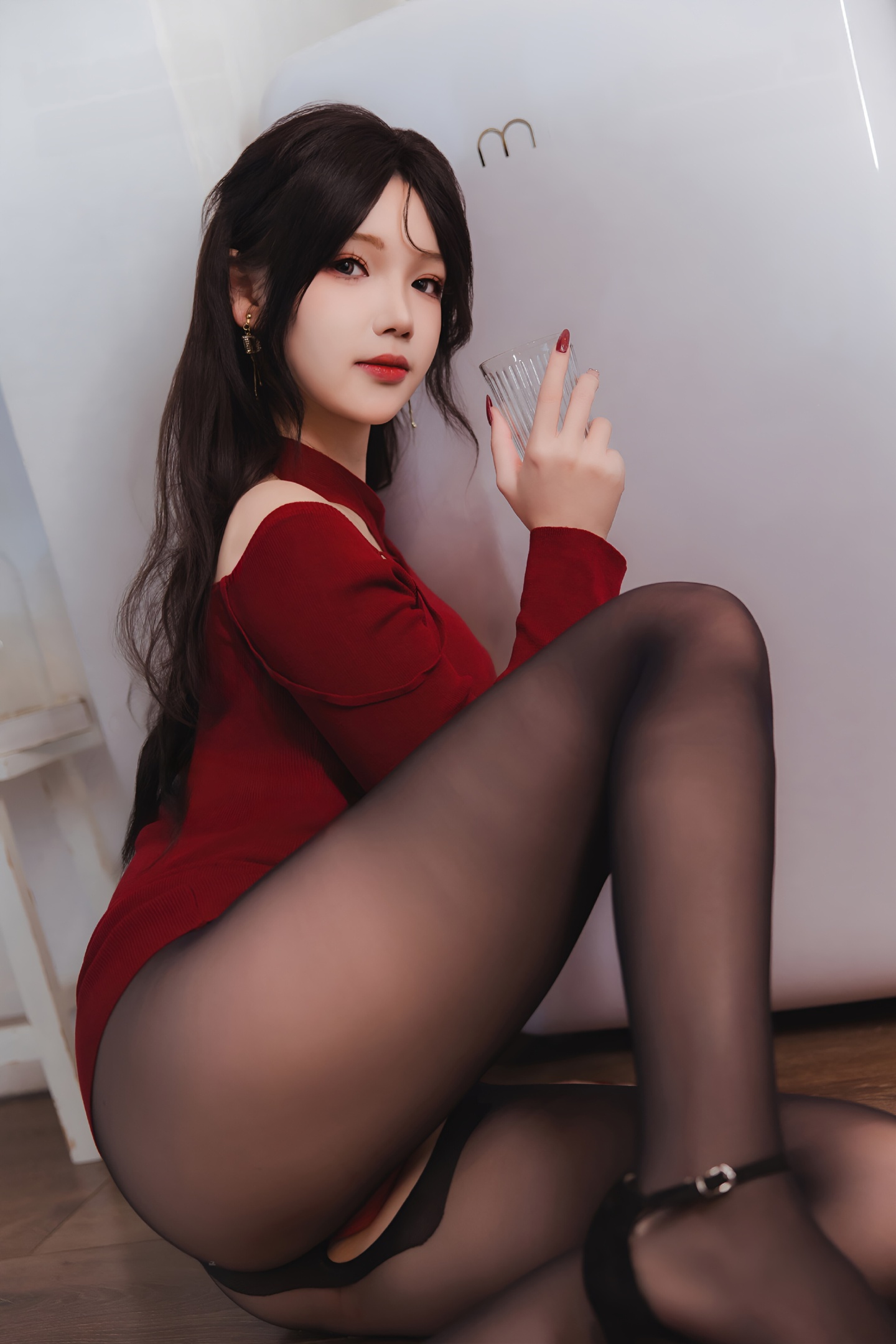 雪晴Astra - Vợ nhỏ trong váy đỏ và tất đen 69P1V
