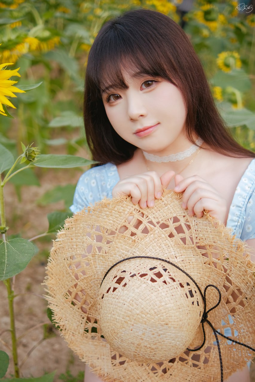 Pi Pi Nai - Her Sunflower 35 Pages