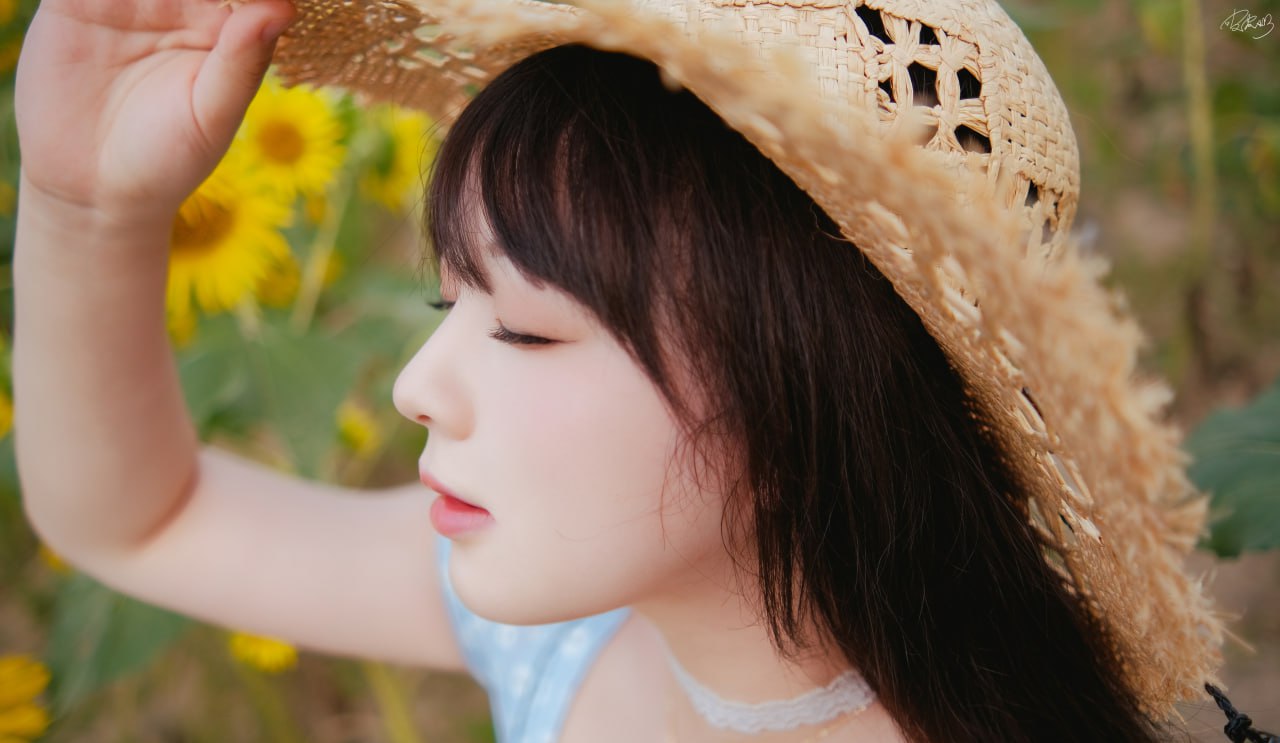Pi Pi Nai - Her Sunflower 35 Pages