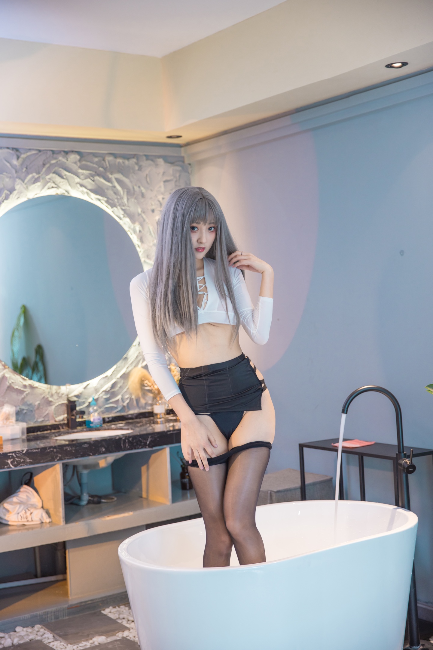 Đông Mã Lộ Sa - Bồn tắm thân ướt tất đen 23P